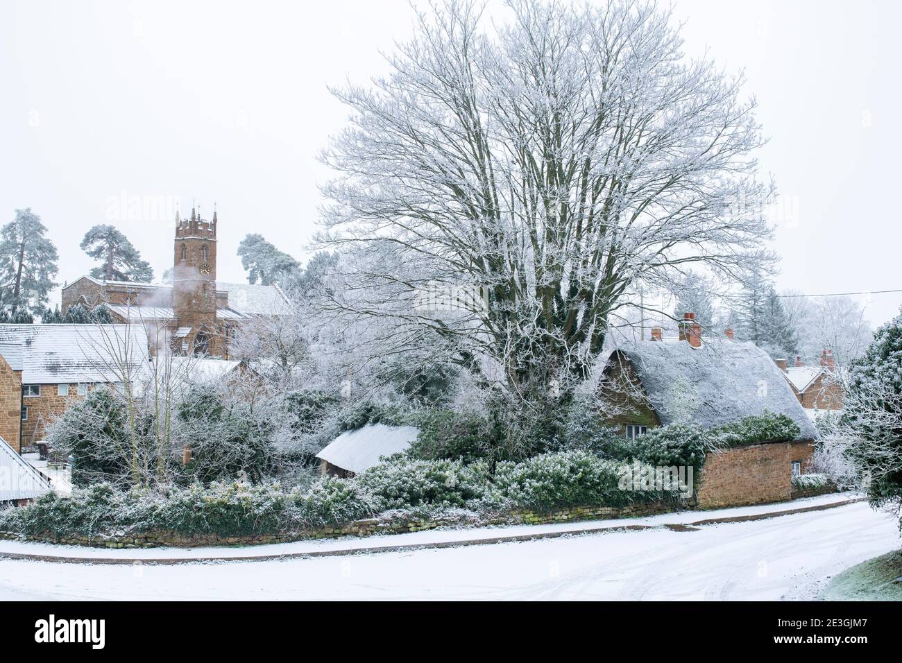 Balscote Dorf im Januar Schnee. Balscote, Oxfordshire, England Stockfoto