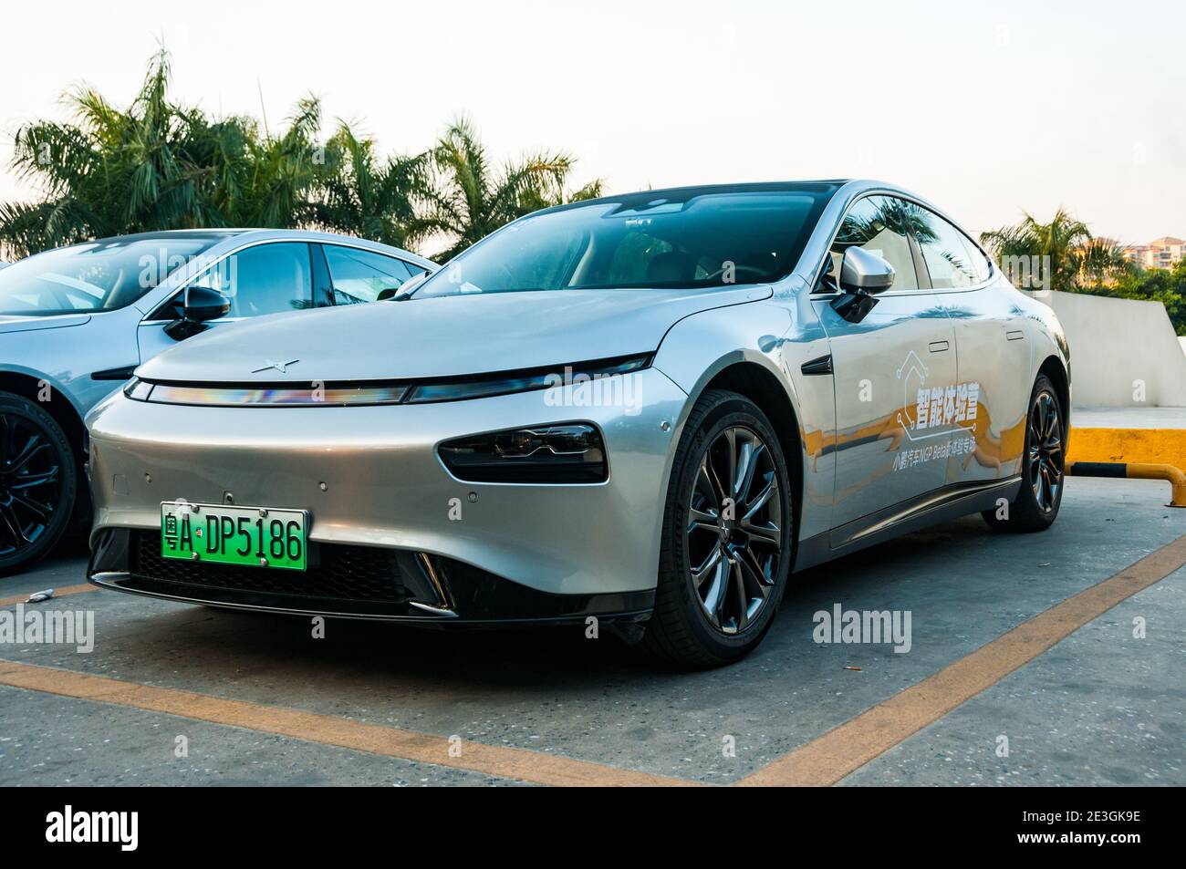 Eine Super-Long Range-Version des elektrischen Xpeng P7 im Mulian Huadu Resort Hotel in Guangzhou, China. Stockfoto