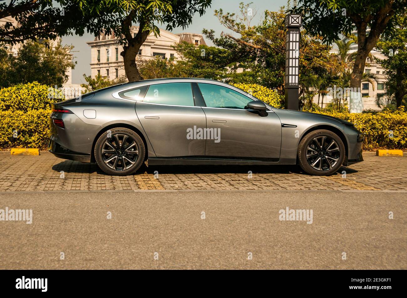 Außenaufnahme einer Super-Long-Range-Version der elektrischen Xpeng P7 Sportlimousine in Guangzhou, China. Stockfoto