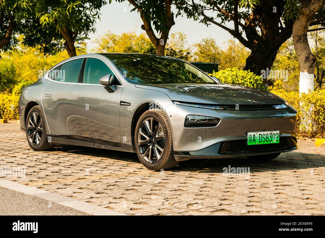 Außenaufnahme einer Super-Long-Range-Version der elektrischen Xpeng P7 Sportlimousine in Guangzhou, China. Stockfoto
