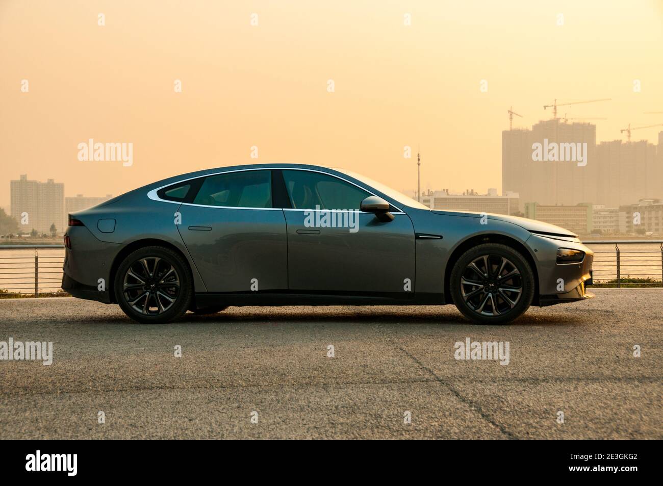 Außenaufnahme einer Super-Long-Range-Version der elektrischen Xpeng P7 Sportlimousine in Guangzhou, China am Pearl River. Stockfoto