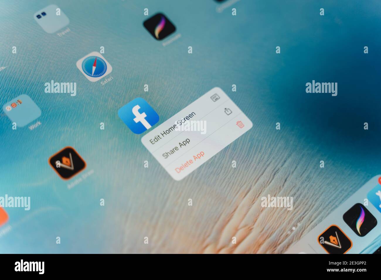 Poltava, Ukraine - jan 2021 Person Löschen facebook-App vom Telefon. Social-Media-sucht. Cybermobbing im Internet. Sicherheitsproblem bei privaten Daten Stockfoto