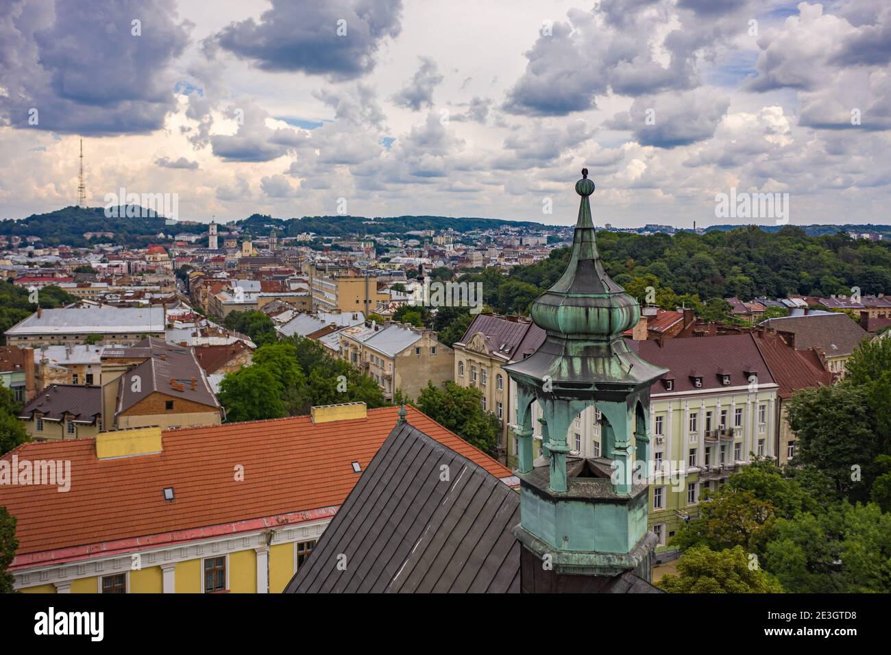 Lviv, Ukraine - August 2020: Römisch-katholische Kirche der Hl. Maria Magdalena (Haus der Orgel und Kammermusik) in Lviv, Ukraine. Blick von der Drohne Stockfoto