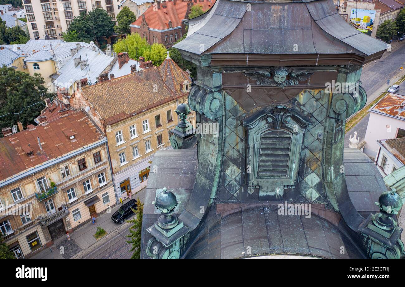 Lviv, Ukraine - August 2020: Römisch-katholische Kirche der Hl. Maria Magdalena (Haus der Orgel und Kammermusik) in Lviv, Ukraine. Blick von der Drohne Stockfoto