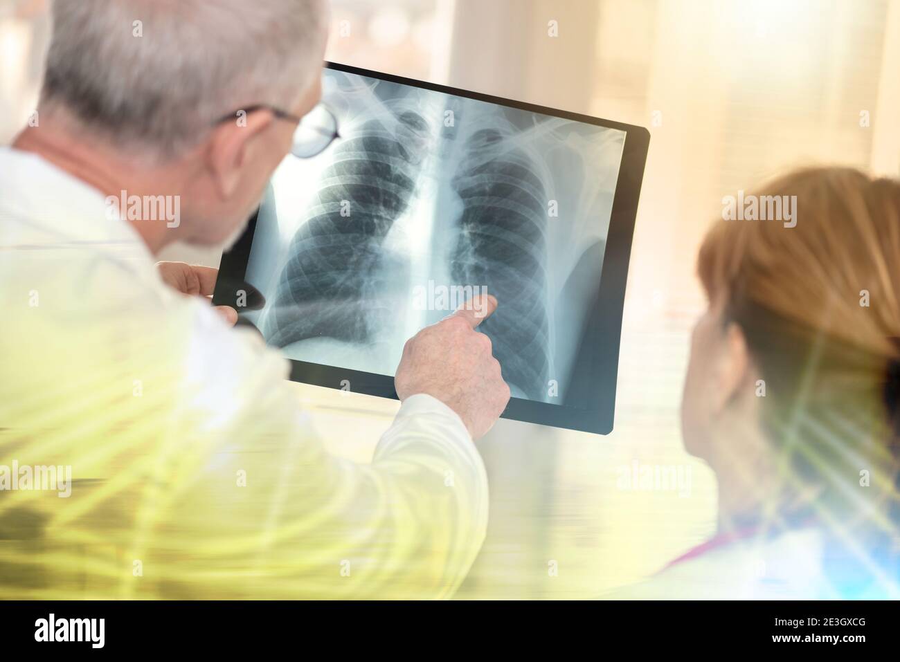 Zwei Ärzte untersuchen Röntgenbericht in der medizinischen Praxis; Mehrfachbelichtung Stockfoto