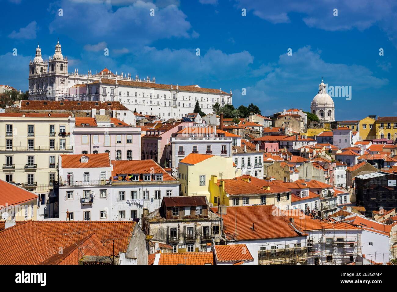 Sao Vicente de Fora Kloster und Kuppel des Nationalen Pantheons von Portas do Sol Belvedere mit den Dächern des Alfama Bezirks aus gesehen. Lissabon, Portugal. Stockfoto