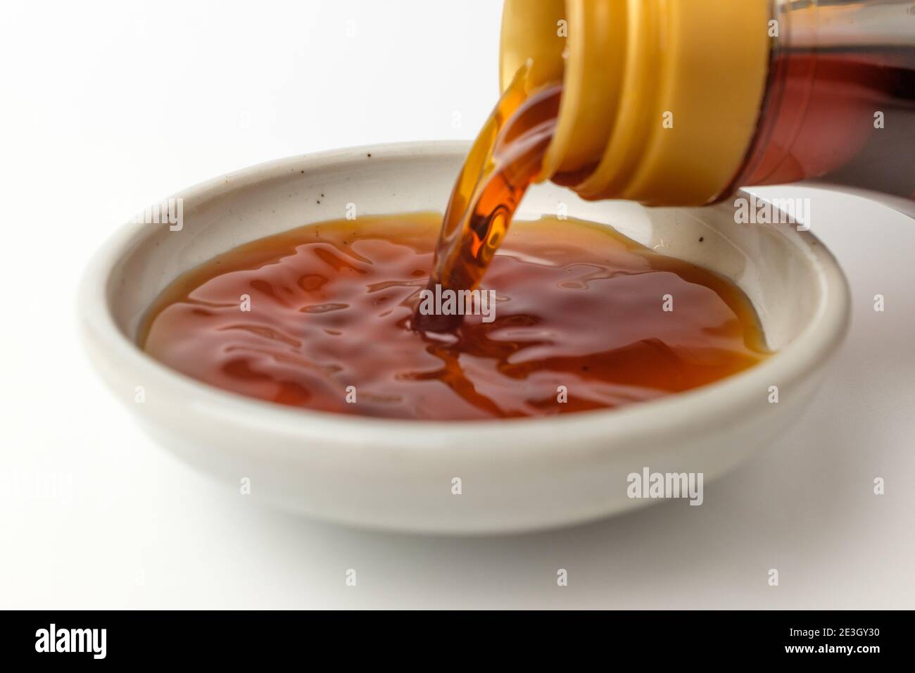 Sardellenfischsauce auf weißem Hintergrund Stockfoto