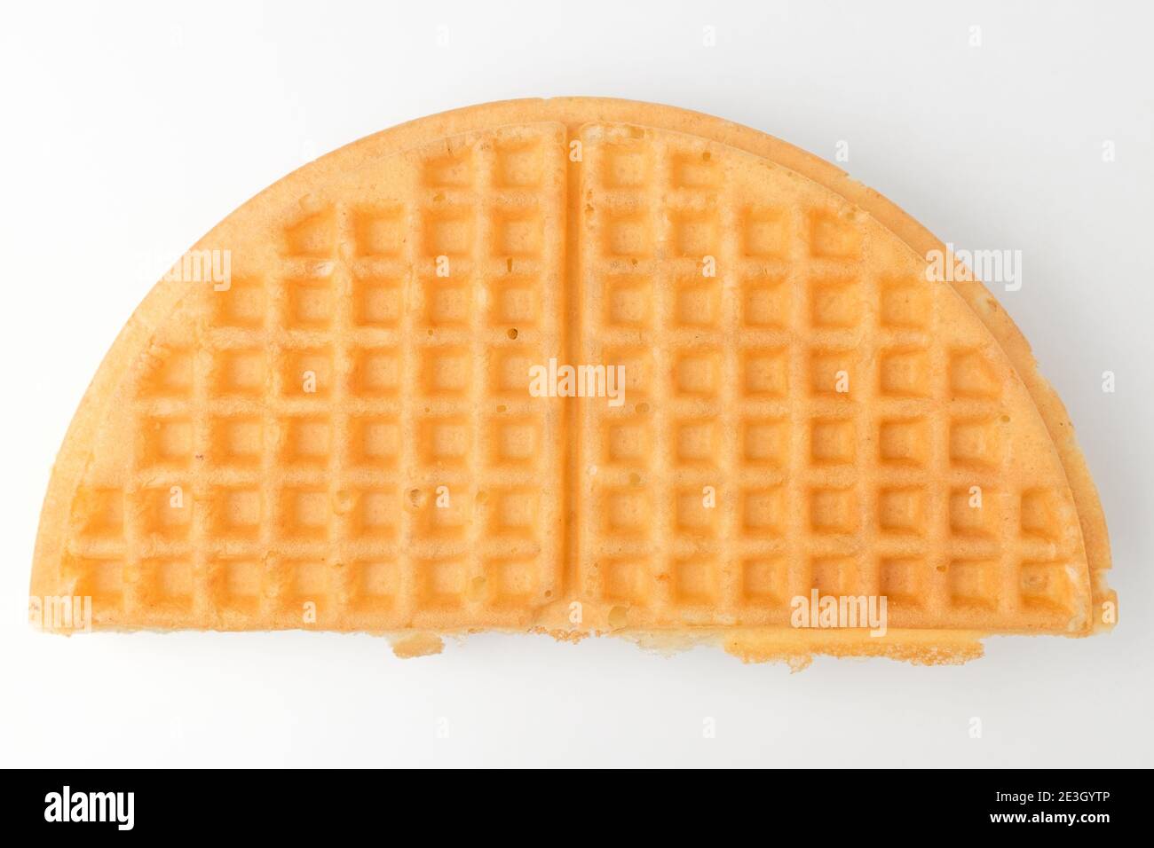 Waffeln mit Sahne auf weißem Hintergrund Stockfoto