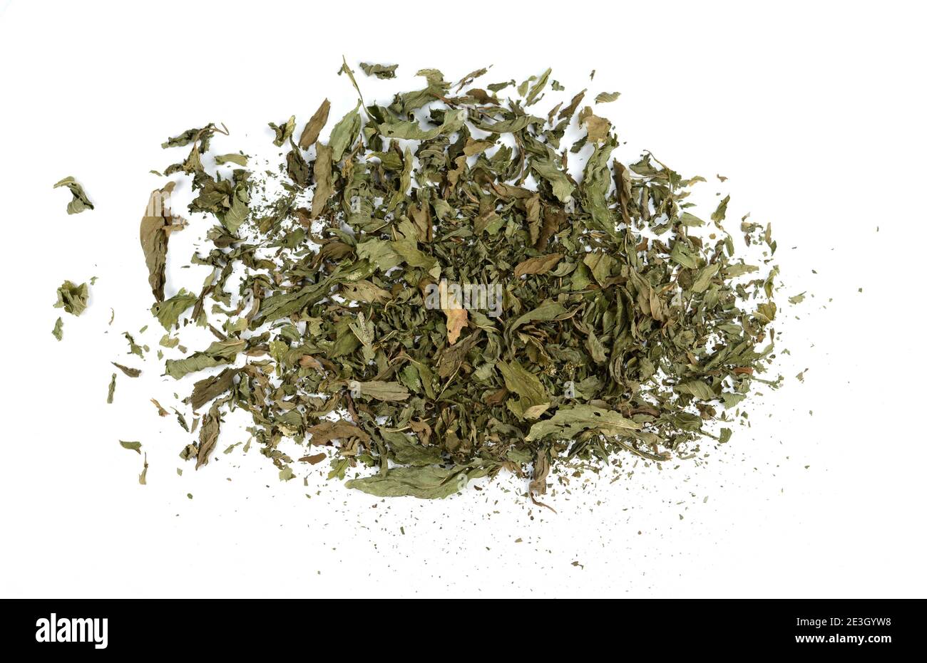 Getrocknete Minze Kraut isoliert auf weißem Hintergrund. Eine Handvoll getrockneter Minzblätter. Stockfoto