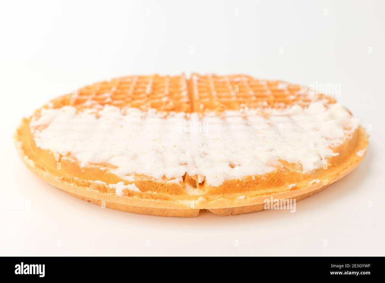 Waffeln mit Sahne auf weißem Hintergrund Stockfoto