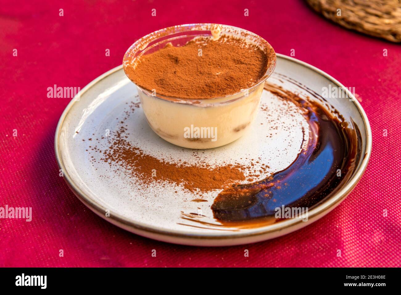 Tiramisu-Dessert mit Kaffeegeschmack in einem Restaurant in Mailand, Lombardei, Italien serviert Stockfoto