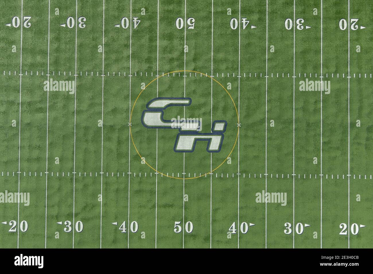 Eine detaillierte Ansicht des Chino Hills High School Logo auf dem Mittelfeld des Fußballfeldes, Sonntag, 17. Januar 2021, in Chino Hills, Kalifornien. Stockfoto