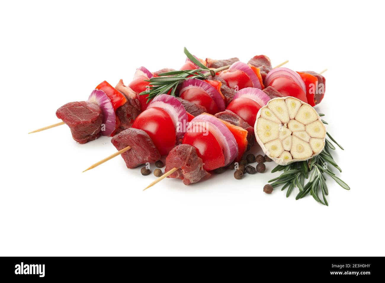 Spieße mit rohem Fleisch und Gemüse isoliert auf weißem Hintergrund Stockfoto