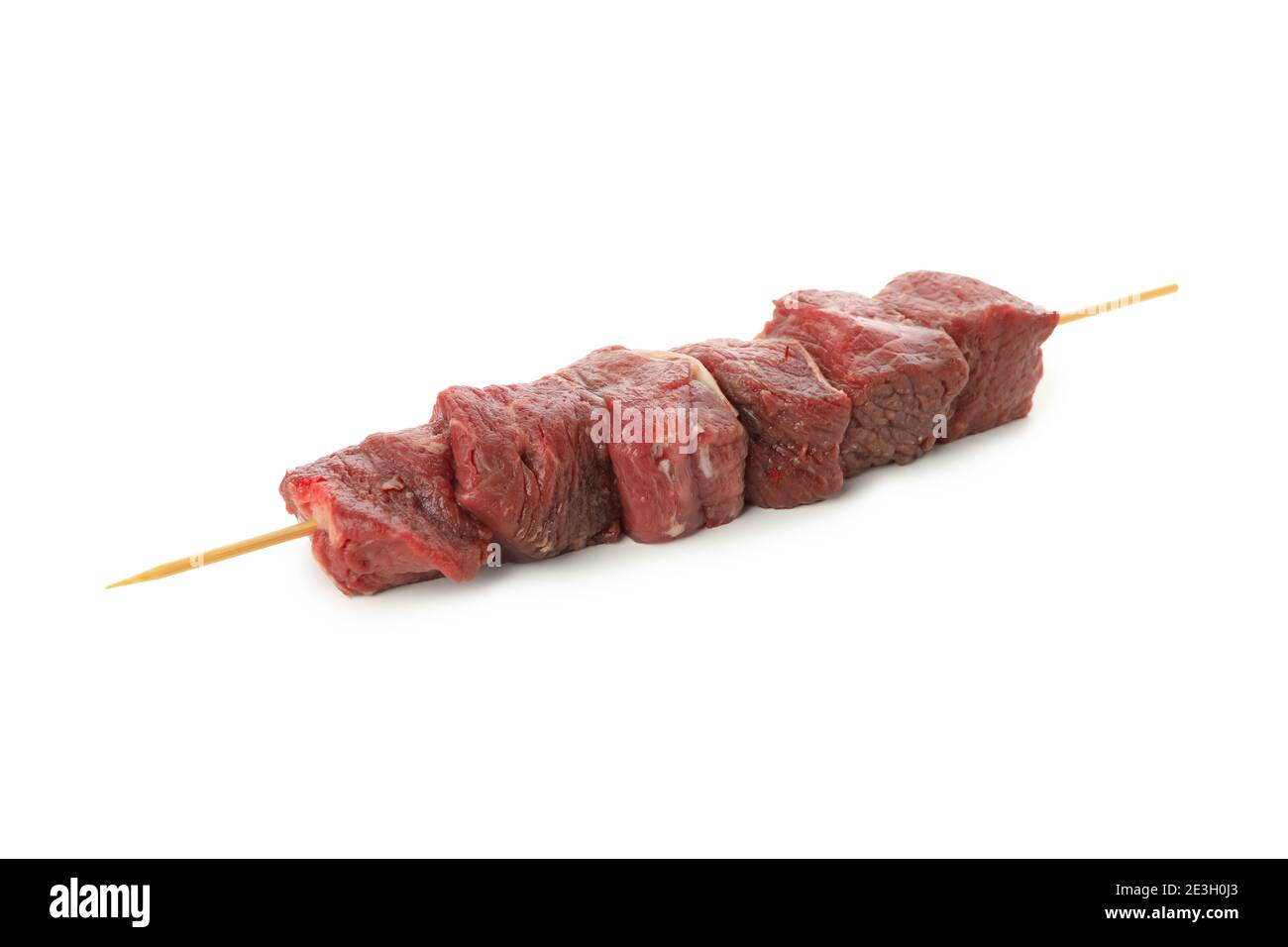 Spieß mit rohem Fleisch isoliert auf weißem Hintergrund Stockfoto