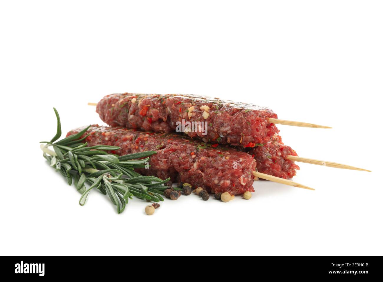 Spieße mit rohem Hackfleisch oder lula Kebab, Kräuter und Gewürze isoliert auf weißem Hintergrund Stockfoto