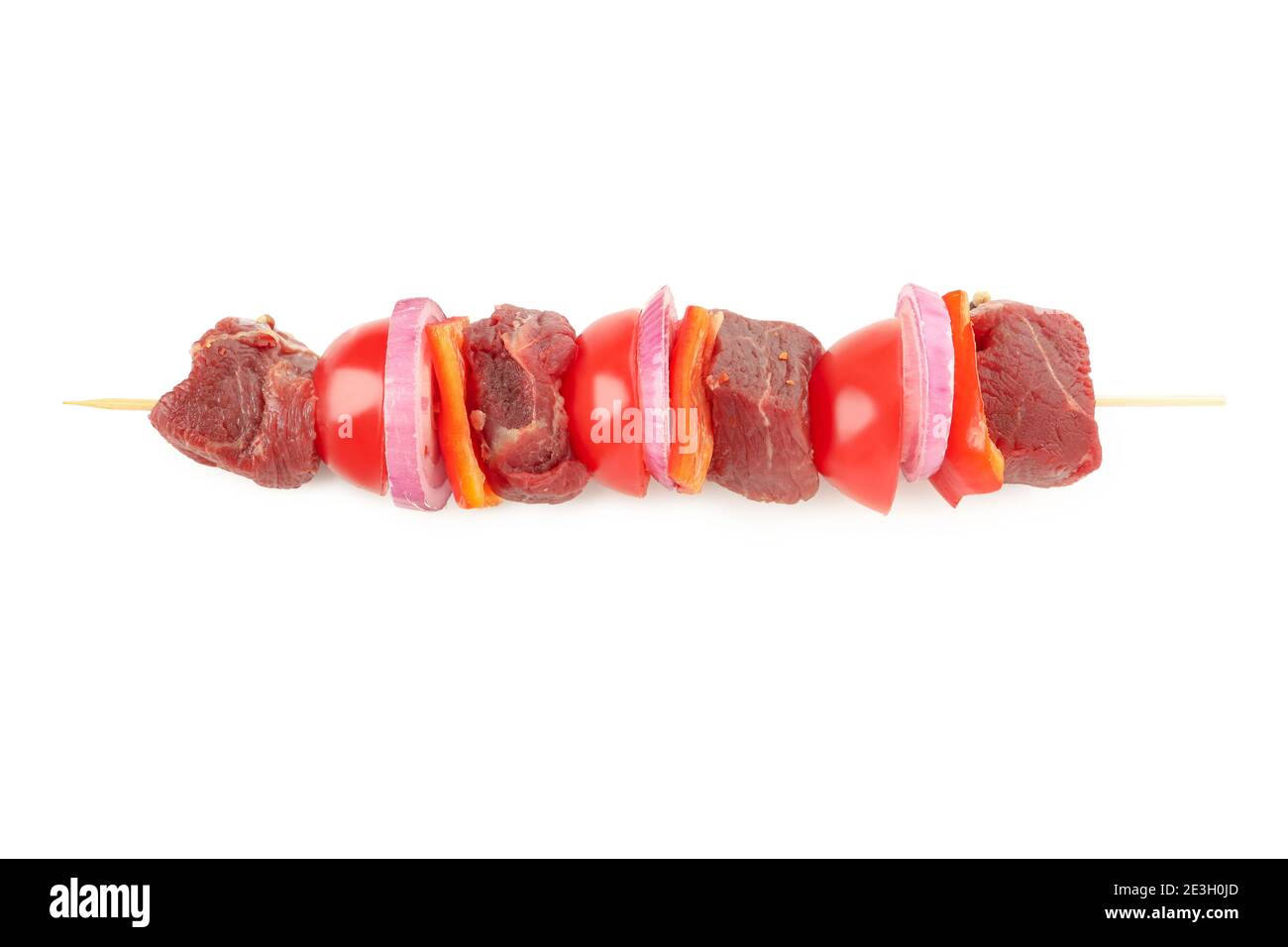 Spieß mit rohem Fleisch und Gemüse isoliert auf weißem Hintergrund Stockfoto
