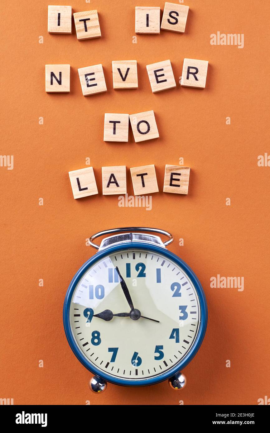 Vintage-Wecker auf orangefarbenem Hintergrund. Stockfoto