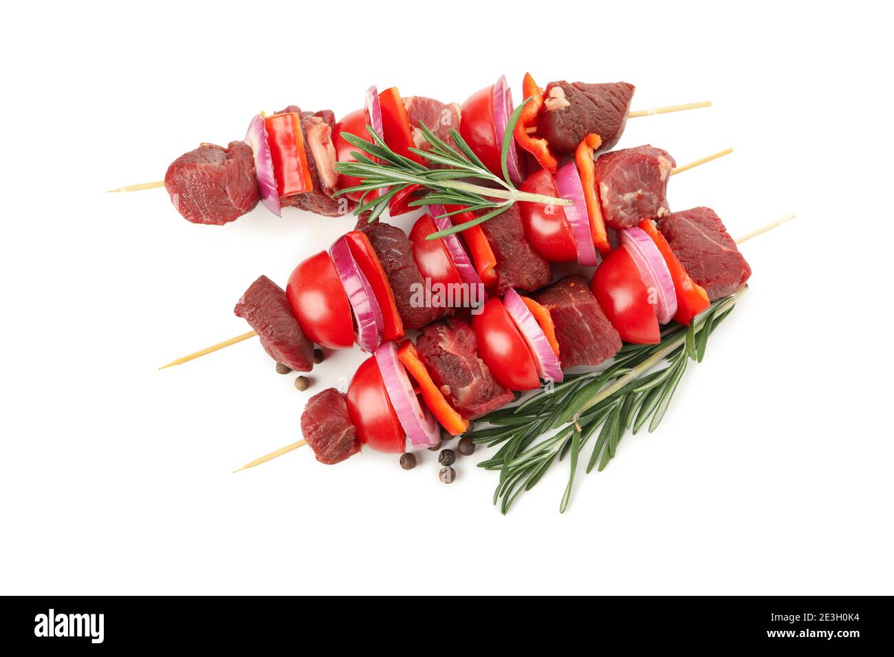 Spieße mit rohem Fleisch und Gemüse isoliert auf weißem Hintergrund Stockfoto