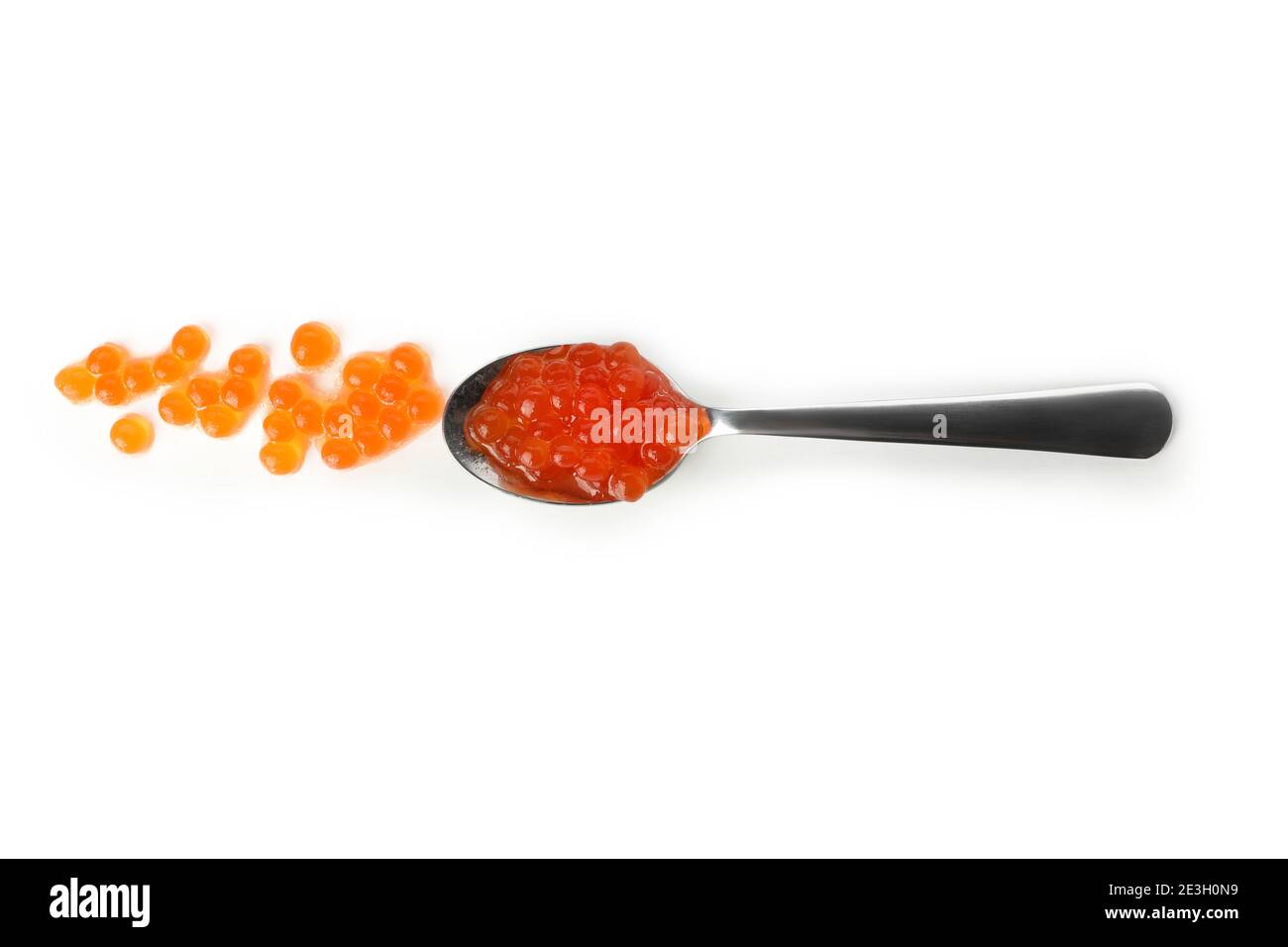 Löffel mit rotem Kaviar isoliert auf weißem Hintergrund Stockfoto