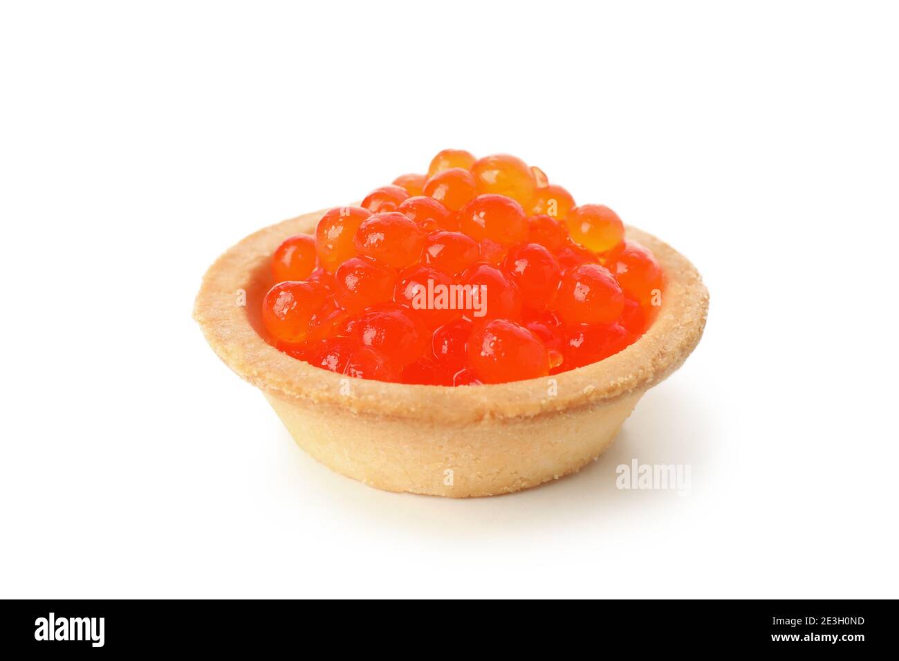 Törtchen mit rotem Kaviar isoliert auf weißem Hintergrund Stockfoto