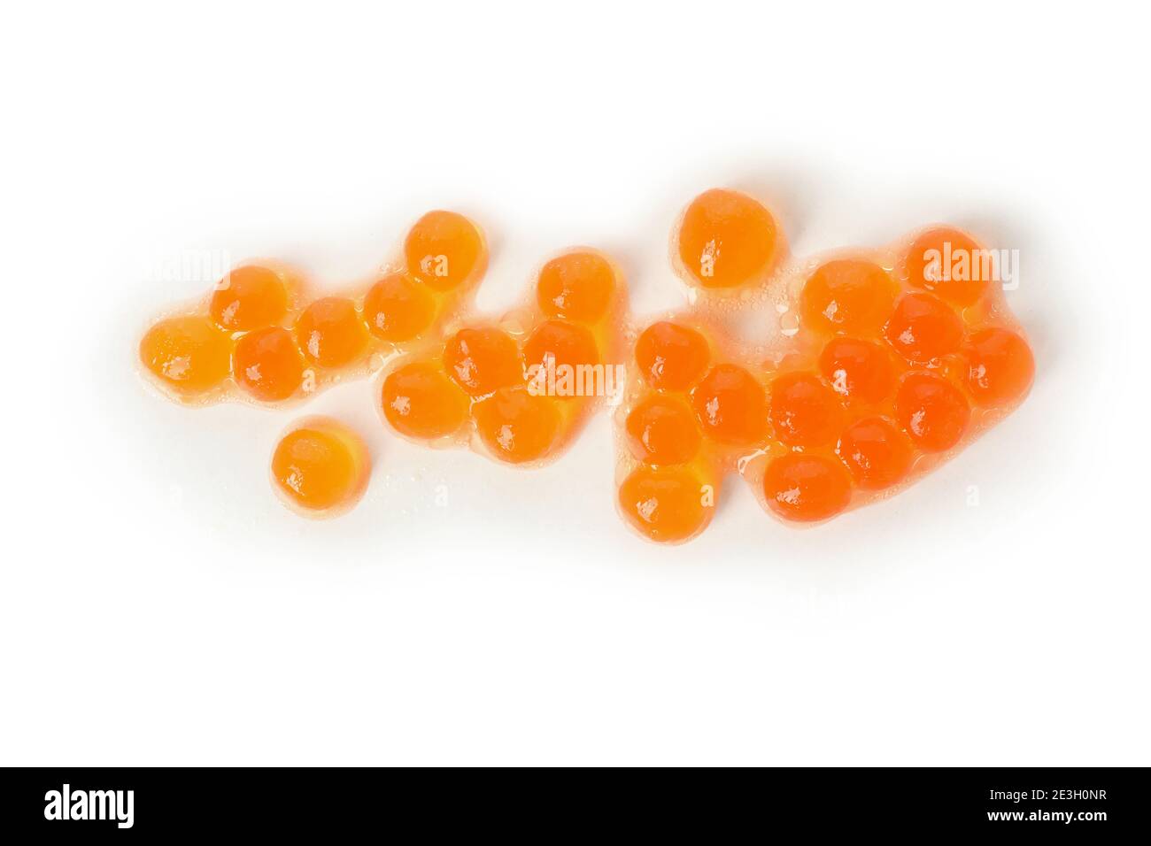 Frischer roter Kaviar auf weißem Hintergrund isoliert Stockfoto