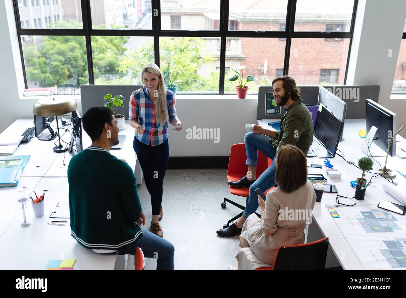 Diverse Gruppe von Geschäftsleuten, die im Kreativbüro arbeiten Stockfoto