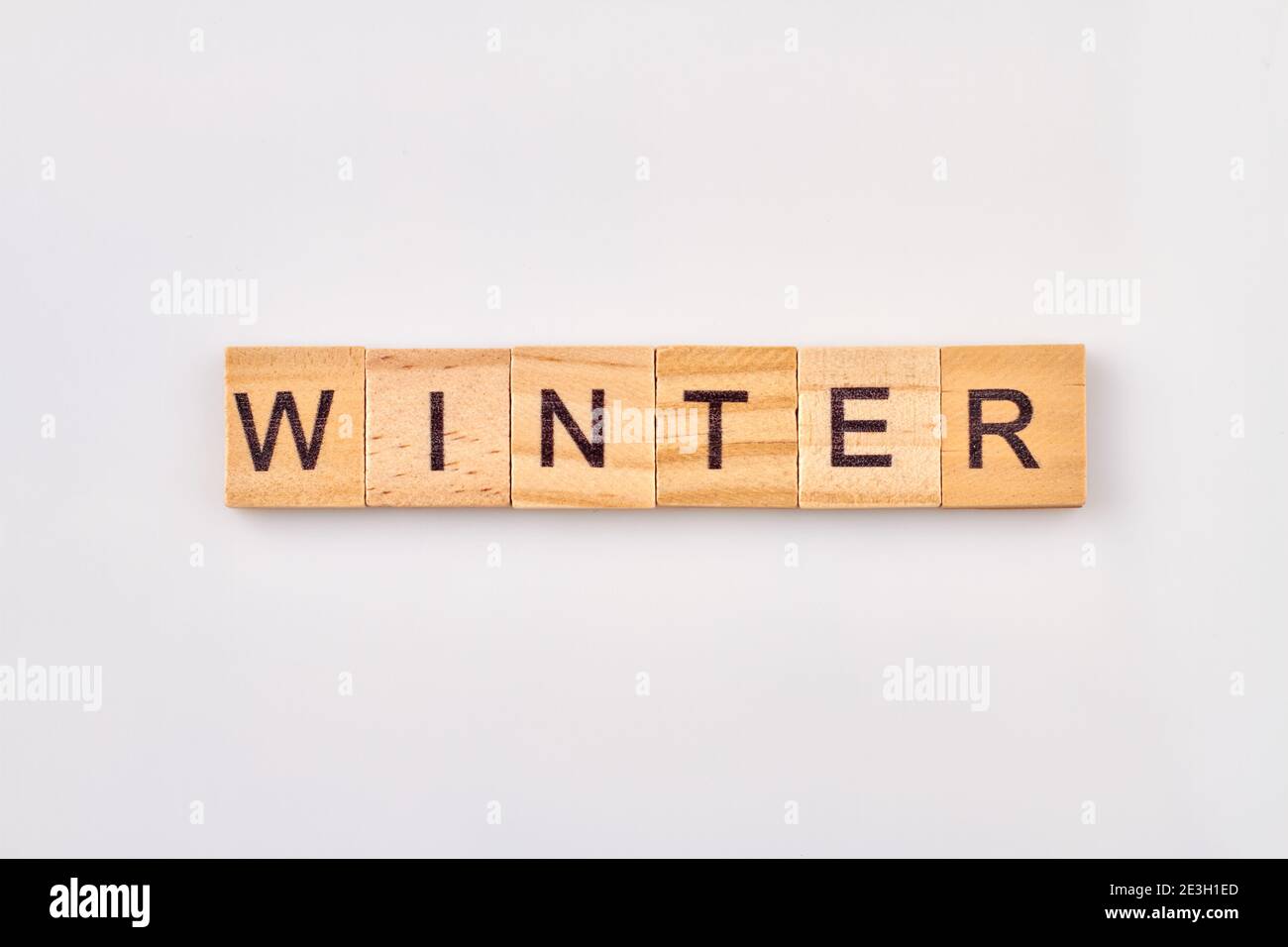 Winterwort auf Holzklötze. Stockfoto