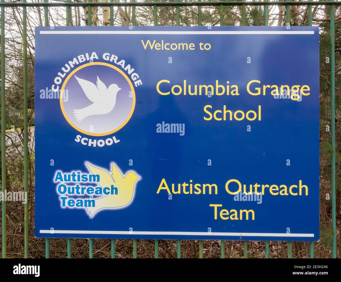 Schild vor der Columbia Grange School und dem Autism Outreach Team, Washington, Nordostengland, Großbritannien Stockfoto