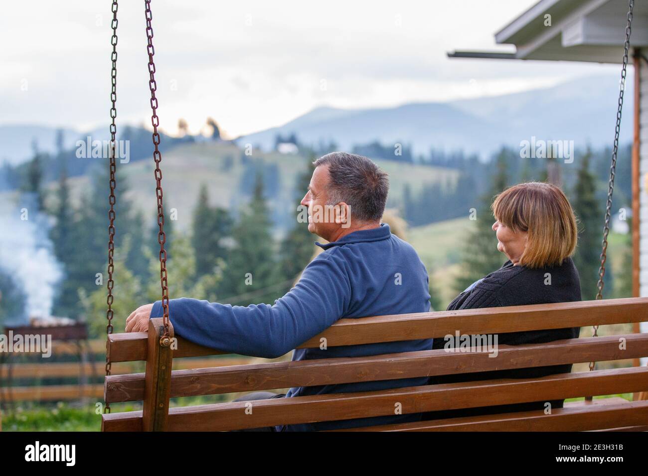 Ältere Paare verbringen Zeit zusammen in den Bergen Stockfoto