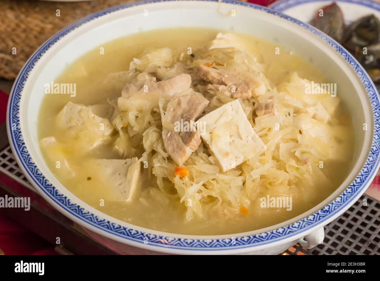 Schüssel mit traditionellem chinesischen Sauerkraut mit Tofu und Schweinefleisch Stockfoto