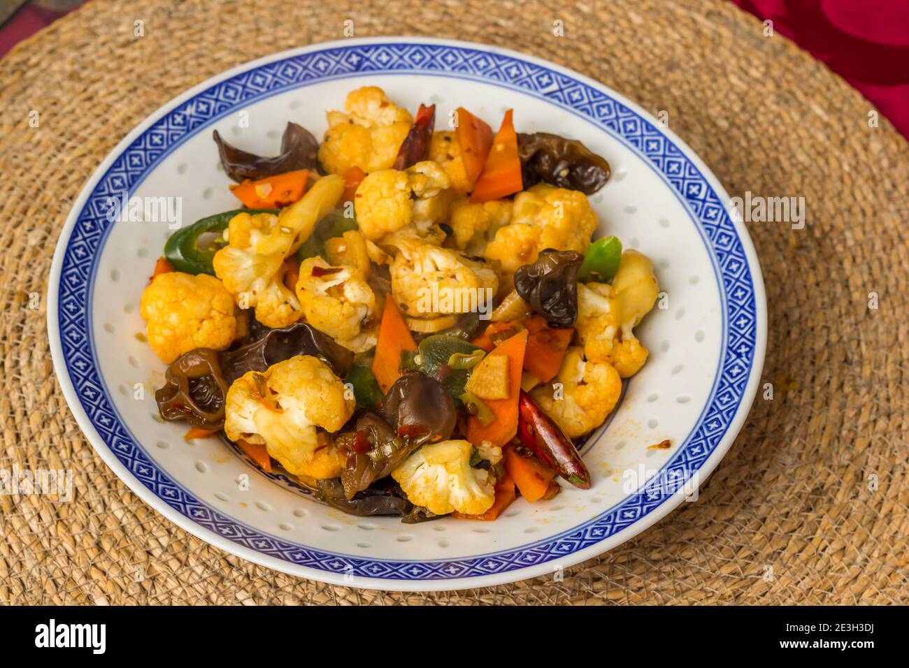 Würziges asiatisches Gericht mit Paprika, Gemüse und Pilzen Stockfoto
