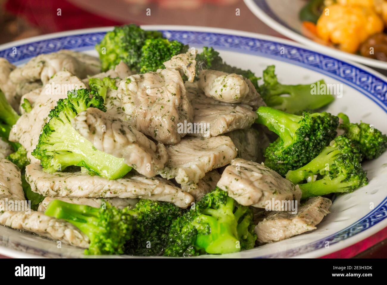 Chinesisches Gericht mit Brokkoli und Schweinefleisch auf einem serviert Traditionelle Platte Stockfoto