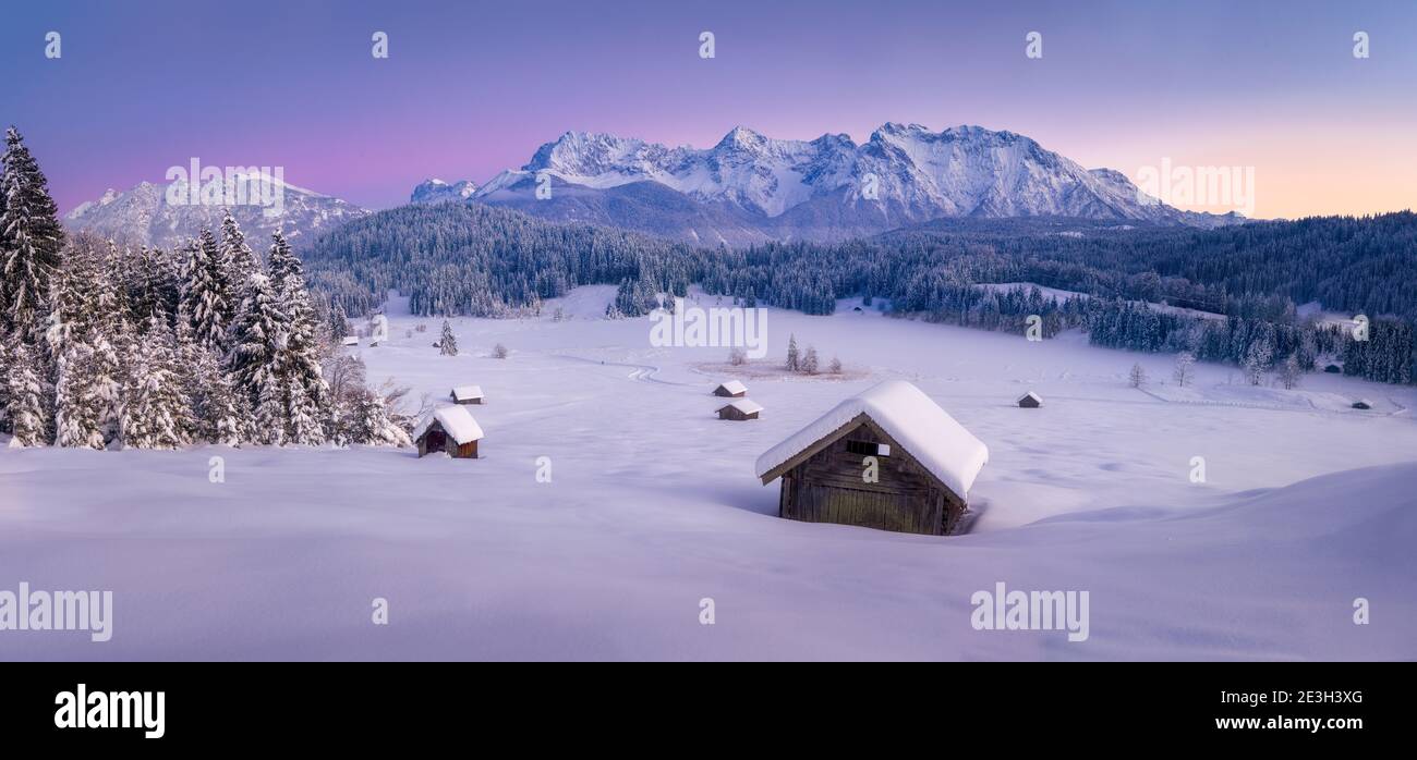 Schönes Panorama der rosa Farben der Winterlandschaft in der Berge Stockfoto