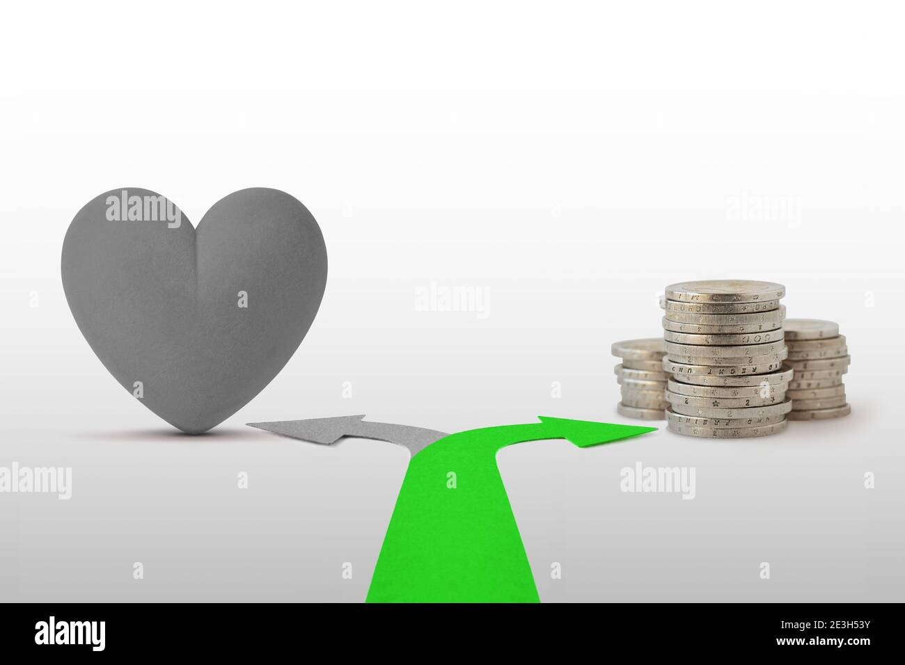 Zwei-Wege-Pfeile mit Herz und Münzen - Konzept Geld statt Liebe wählen Stockfoto
