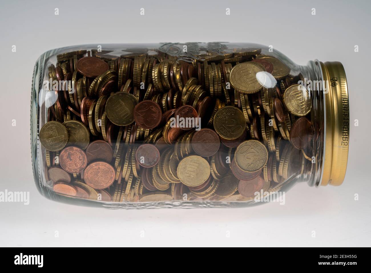 Münzen, Euro-Münzen, Cent-Münzen, ein Cent, zwei Cent, fünf Cent, zehn Cent, zwanzig Cent, fünfzig Cent, Geldmünzen, gesammelt in einem Vorratsbehälter, Stockfoto