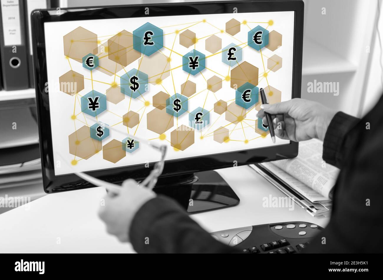 Geschäftsfrau zeigt Währung Netzwerk Konzept auf einem Computer-Bildschirm Stockfoto