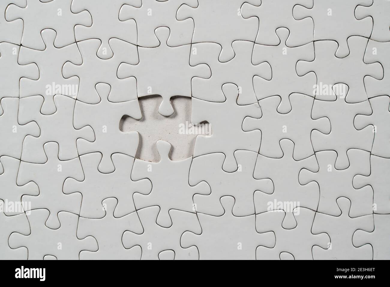 Puzzle-Spiel, leer, weiß, ohne Motiv, zum Drucken, ein Stück fehlt  Stockfotografie - Alamy