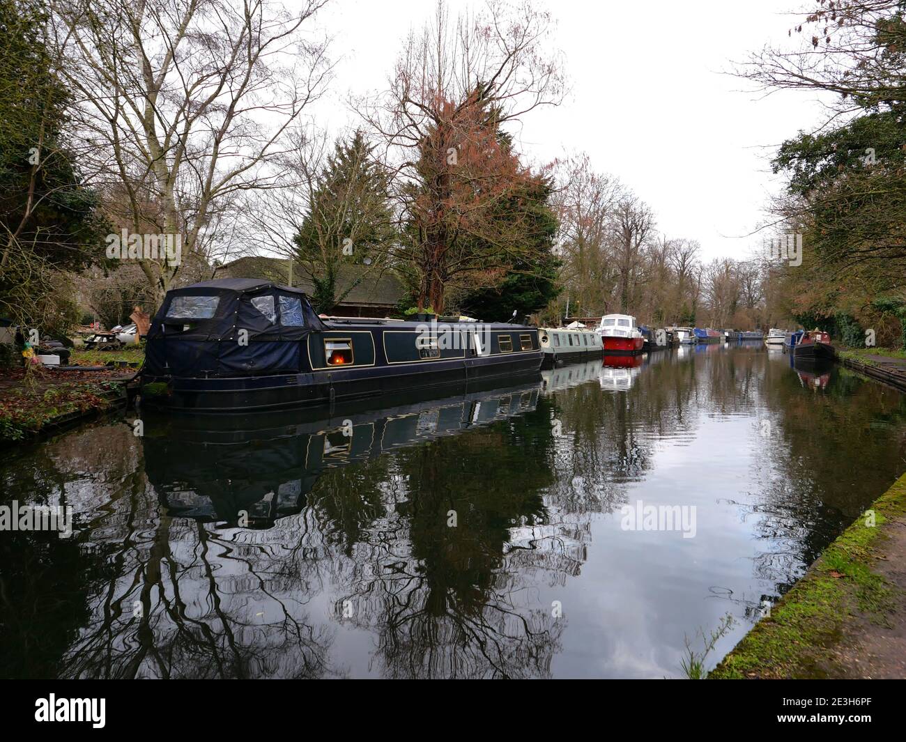 Familientage und Spaziergänge durch die Landschaft der Grand Union Canal ist voller geschäftiger Schleusen, friedlicher Spaziergänge, lebendiger Geschichte und wilder Tiere. Wir haben einige kostenlose Reiseführer für die besten Familientage am Grand Union Canal zusammengestellt.entlang des Grand Union Canal gibt es viel zu sehen. Vom pulsierenden Herzen Londons führt sie in die hügeligen Chiltern Hills, durch die ländlichen Gegenden Northamptonshire und Warwickshire und in die Vororte von Birmingham. Stockfoto