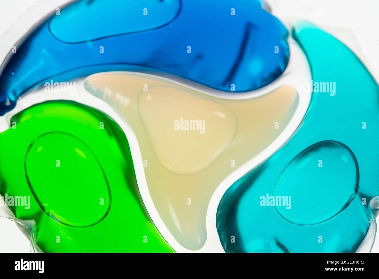 Waschmittelscheiben, Pads, Waschkapsel, Gel-Pads, enthalten das Reinigungsmittel, werden in die Waschtrommel gelegt, die Folie löst sich auf und gibt das Waschmittel, Fase Stockfoto