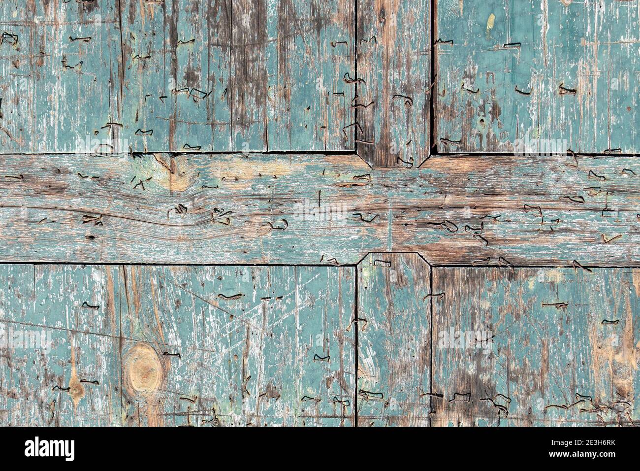 Alte Holz Textur Hintergrund mit teal farbigen abgebropfte Farbe und heftklammern Stockfoto