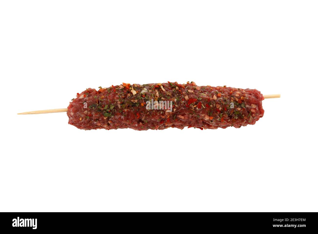 Spieß mit rohem Hackfleisch oder lula Kebab isoliert auf Weißer Hintergrund Stockfoto