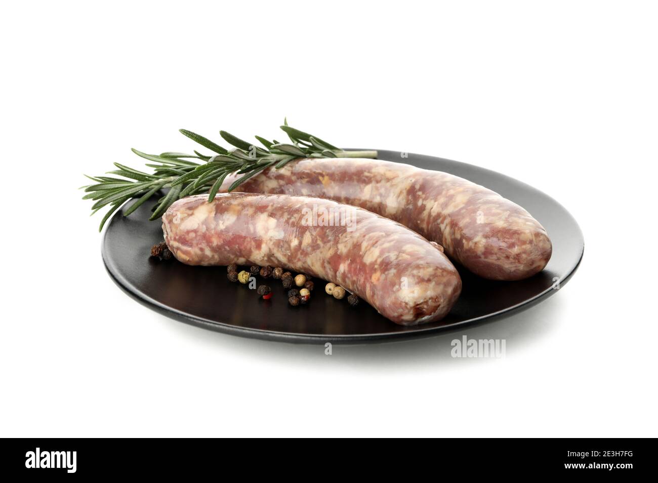 Teller mit Rohwurst mit Kräutern und Gewürzen isoliert auf Weißer Hintergrund Stockfoto