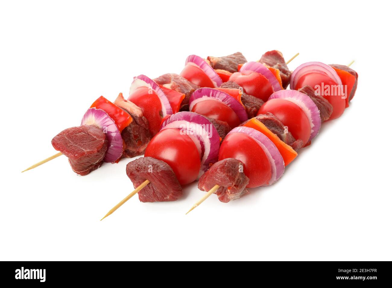 Spieße mit rohem Fleisch und Gemüse isoliert auf weißem Hintergrund Stockfoto