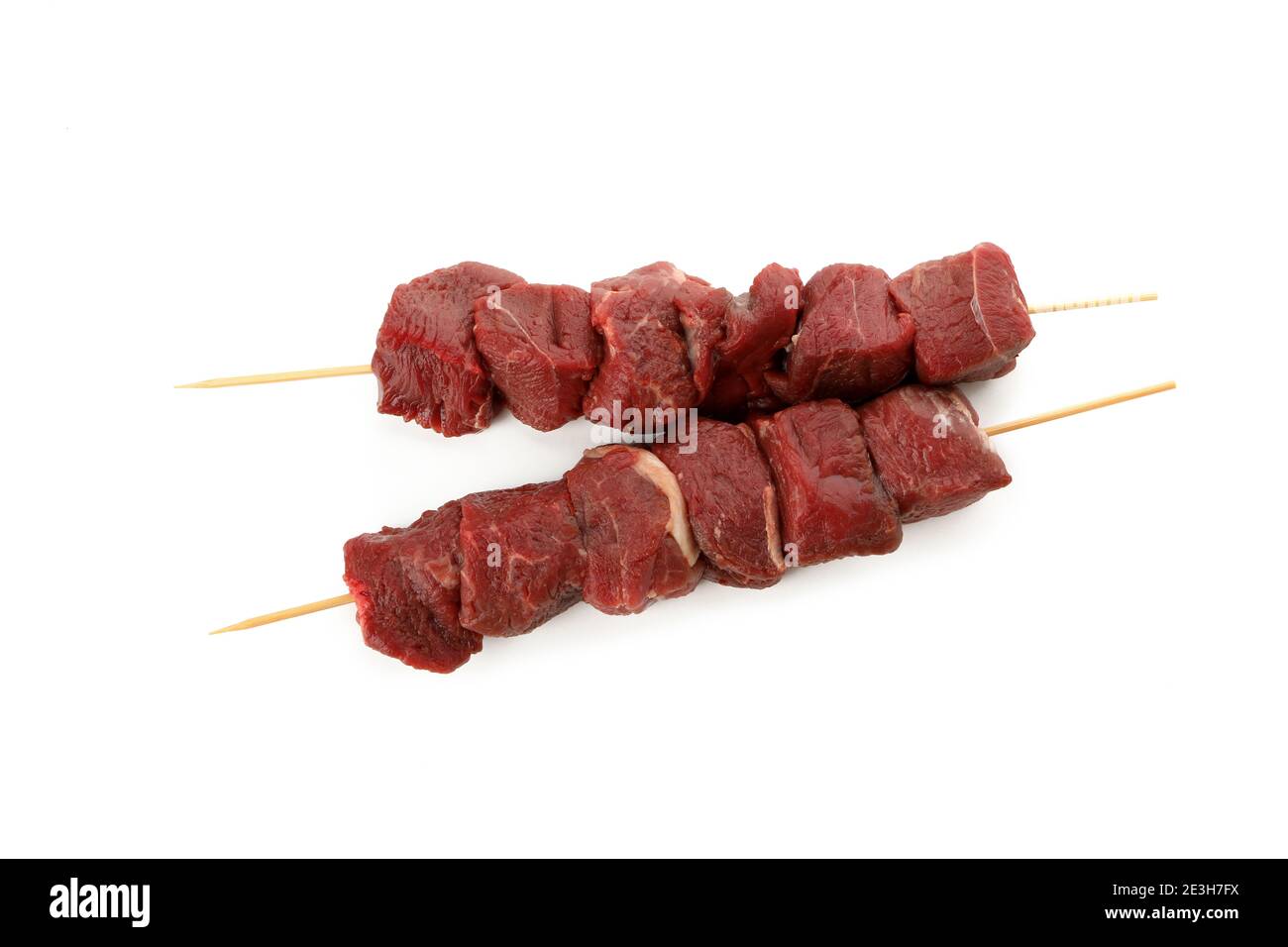 Spieße mit rohem Fleisch isoliert auf weißem Hintergrund Stockfoto