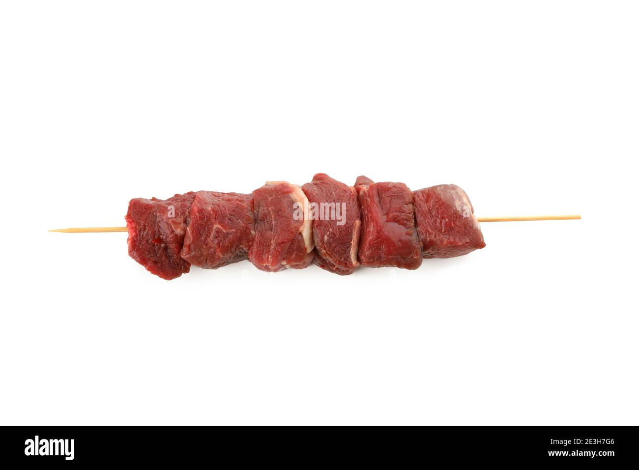 Spieß mit rohem Fleisch isoliert auf weißem Hintergrund Stockfoto