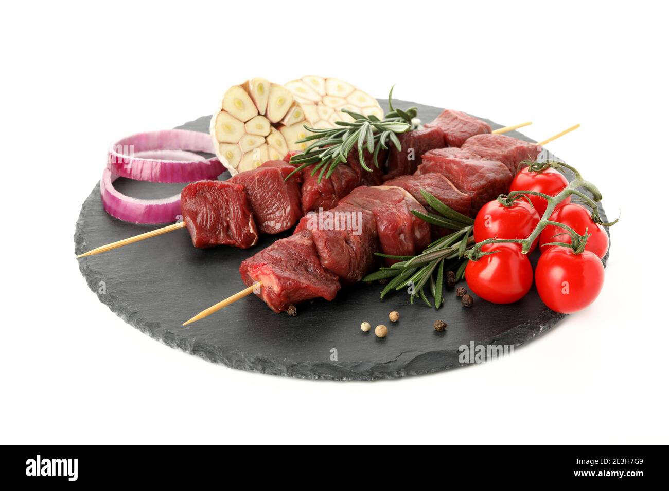 Brett mit rohem Shish Kebab Fleisch und Gemüse isoliert auf Weißer Hintergrund Stockfoto