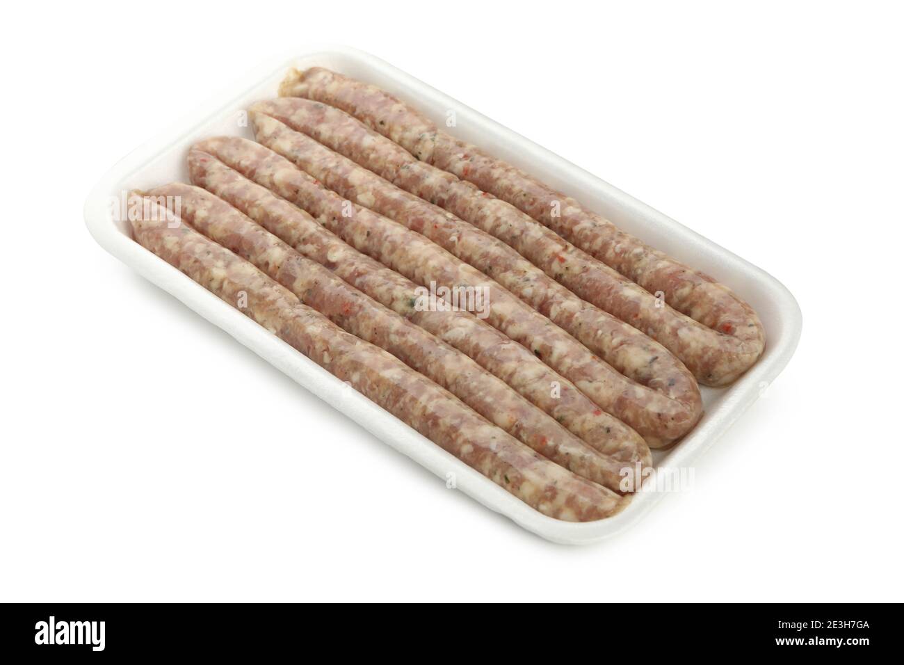 Tablett mit Rohwürsten isoliert auf weißem Hintergrund Stockfoto