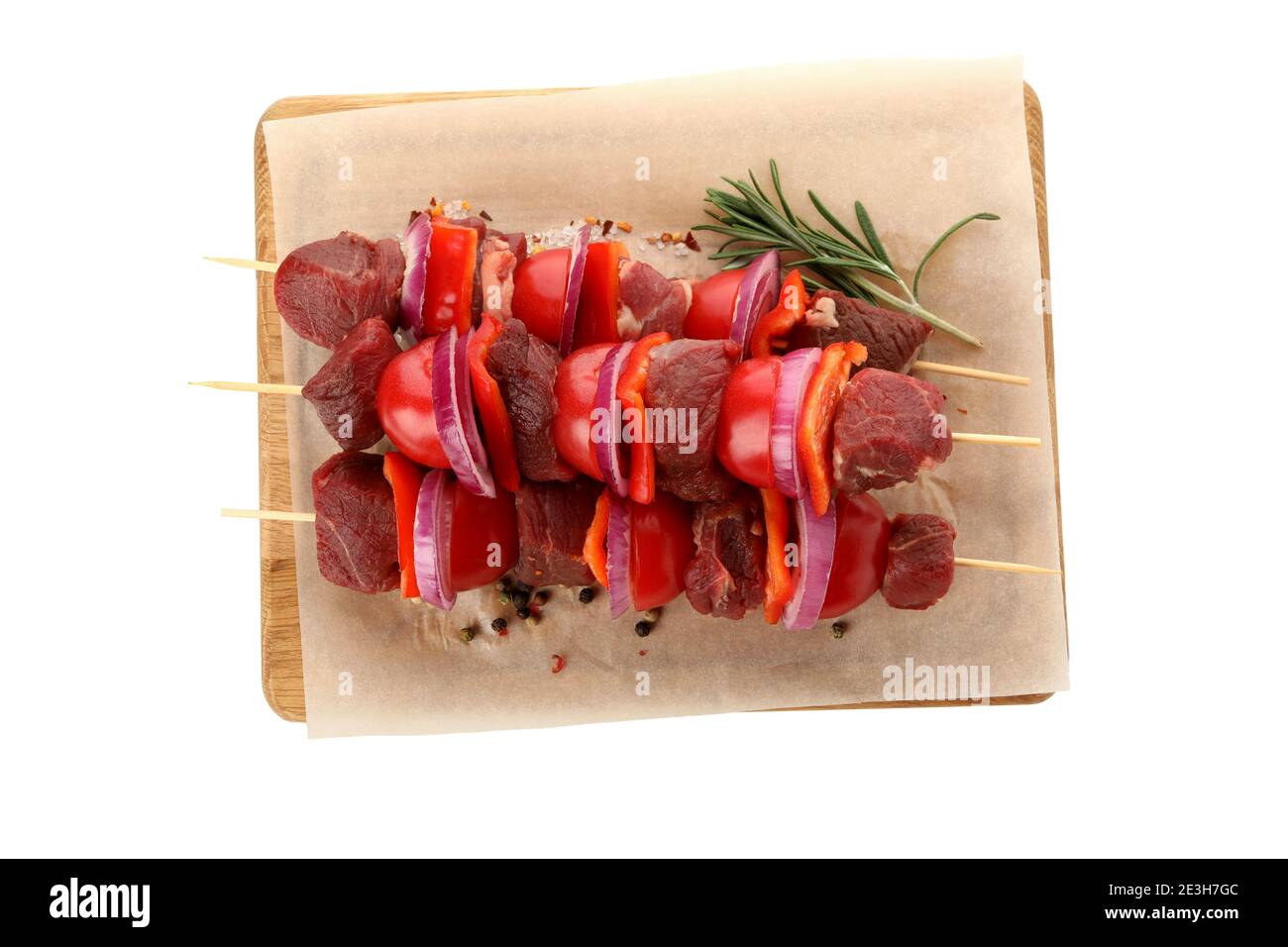 Brett mit rohem Shish Kebab isoliert auf weißem Hintergrund Stockfoto