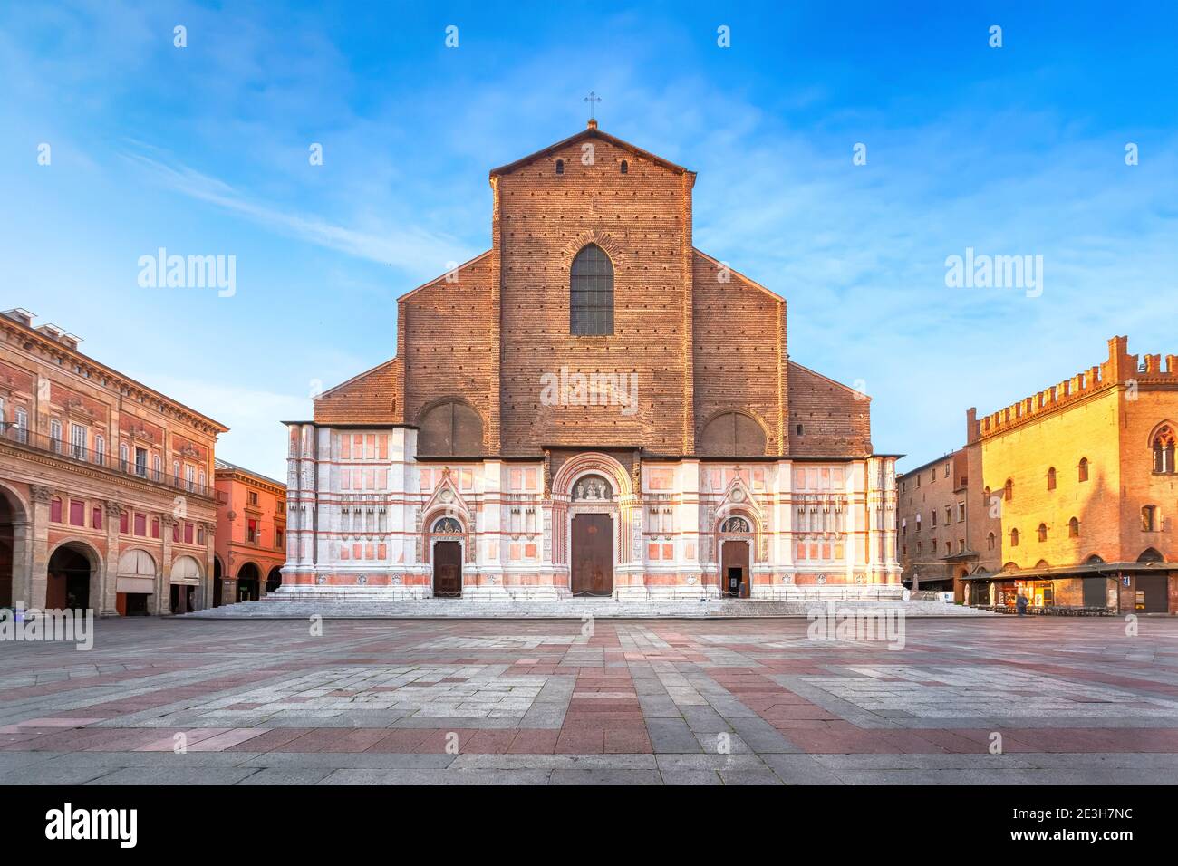 Bologna, Italien. Blick auf die Basilica di San Petronio bei Sonnenaufgang Stockfoto