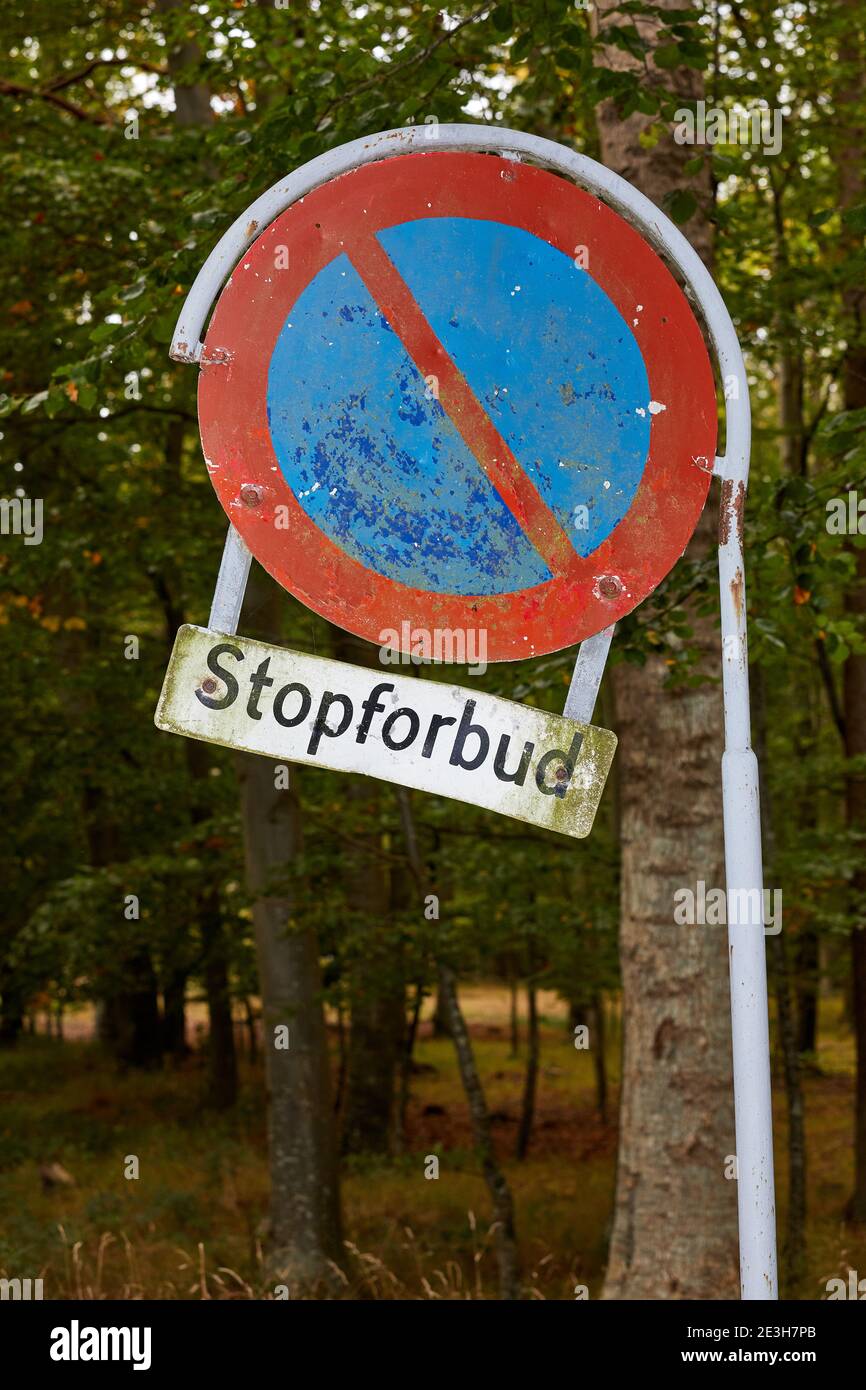 'Stopforbud'-Schild (dänisches 'No Waiting'-Schild) Stockfoto